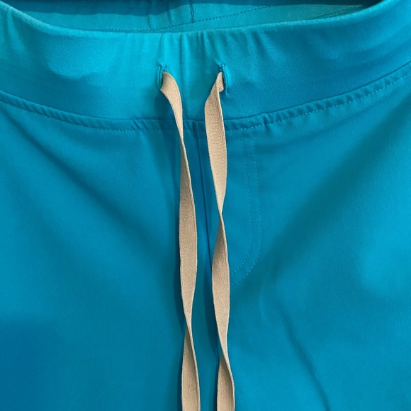 Scrubs top and bottom - Picture 4 of 9